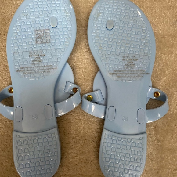 Never worn only tried on in store Blue DKNY jelly flip flops size 7 - Picture 3 of 5